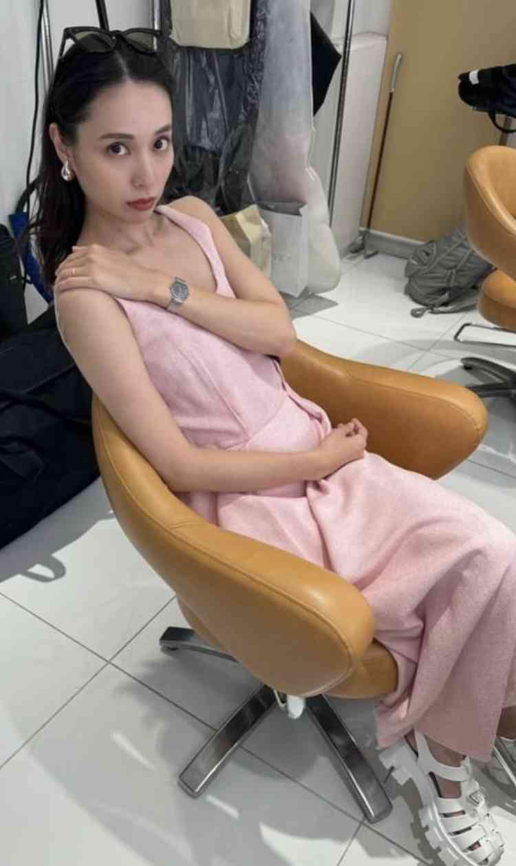戸田恵梨香：大胆衣装で美背中披露　「人生のテーマは愛！」　「VOCE」で心を潤す方法を語る