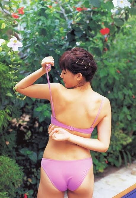 綾瀬はるか、水着姿で艶やか美ボディ アンニュイな表情で大人の色気