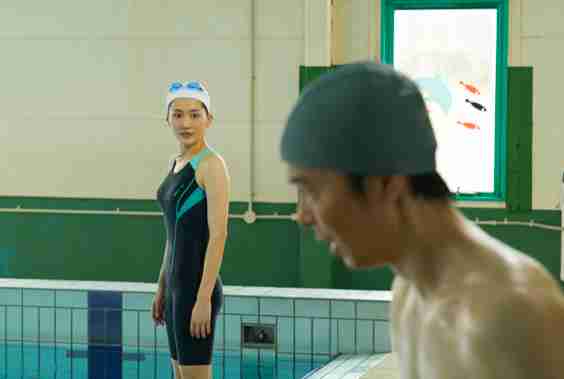 綾瀬はるか、水着姿で艶やか美ボディ アンニュイな表情で大人の色気