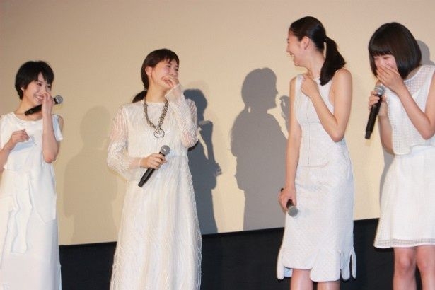 綾瀬はるか、水着姿で艶やか美ボディ アンニュイな表情で大人の色気