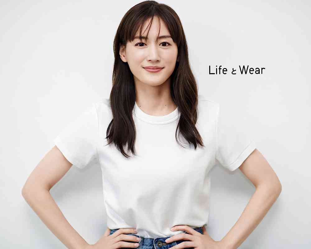 綾瀬はるか、水着姿で艶やか美ボディ アンニュイな表情で大人の色気