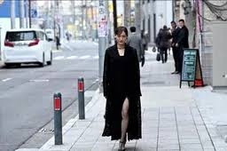 綾瀬はるか、水着姿で艶やか美ボディ アンニュイな表情で大人の色気