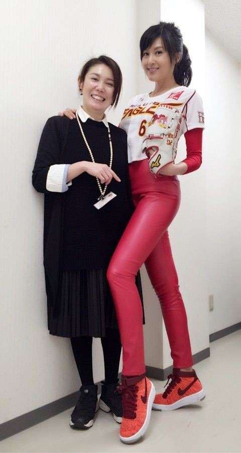 冨永愛、ガンバレルーヤとの3ショットに衝撃　「脚ながっ」「同じ人類なのか？」