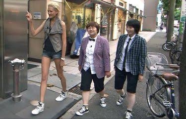 冨永愛、ガンバレルーヤとの3ショットに衝撃　「脚ながっ」「同じ人類なのか？」