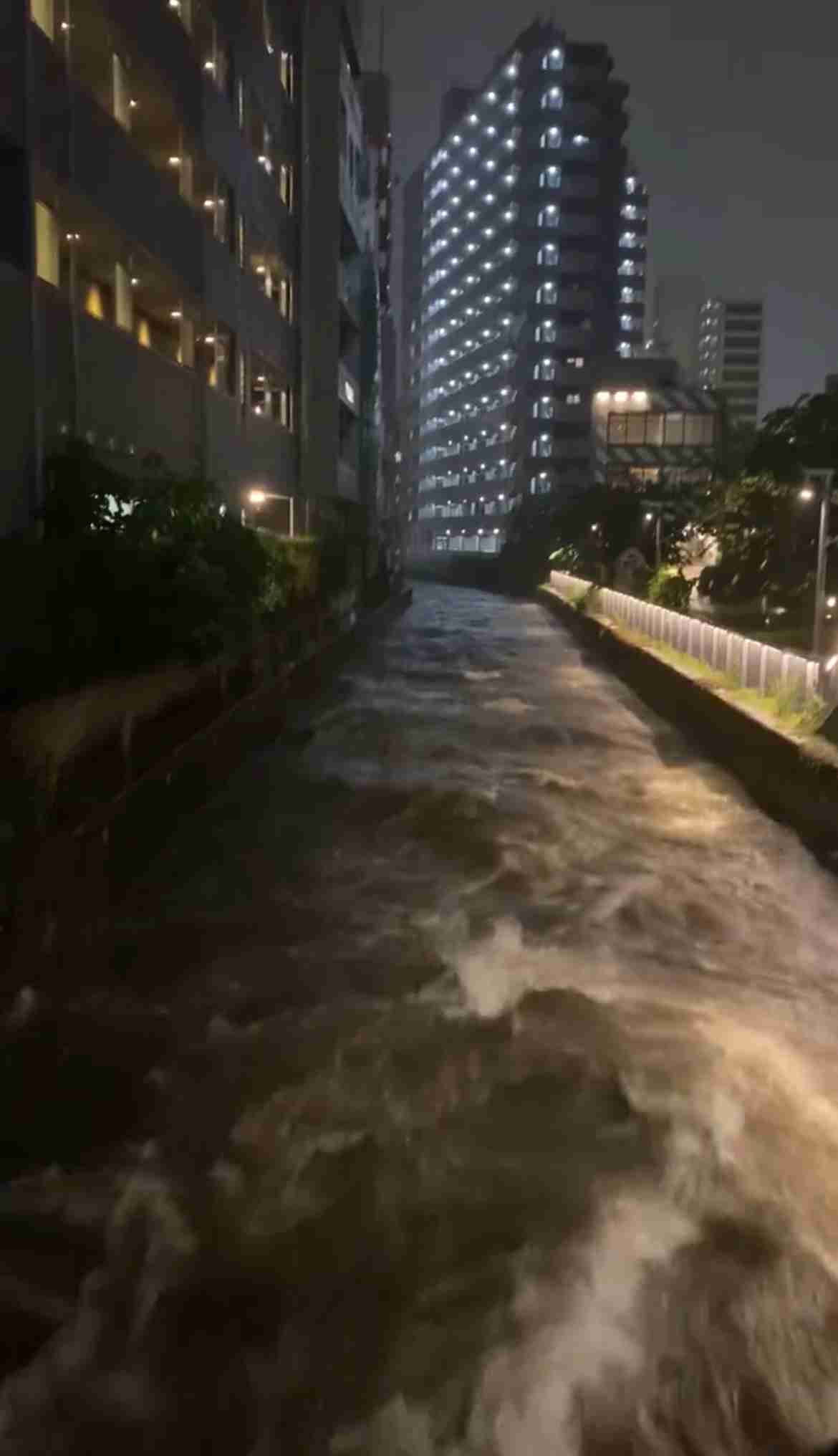 東京メトロ・市ケ谷駅、ゲリラ豪雨で水浸し Xで投稿された動画に「駅沈むて」「まるで川のよう」とSOSの声