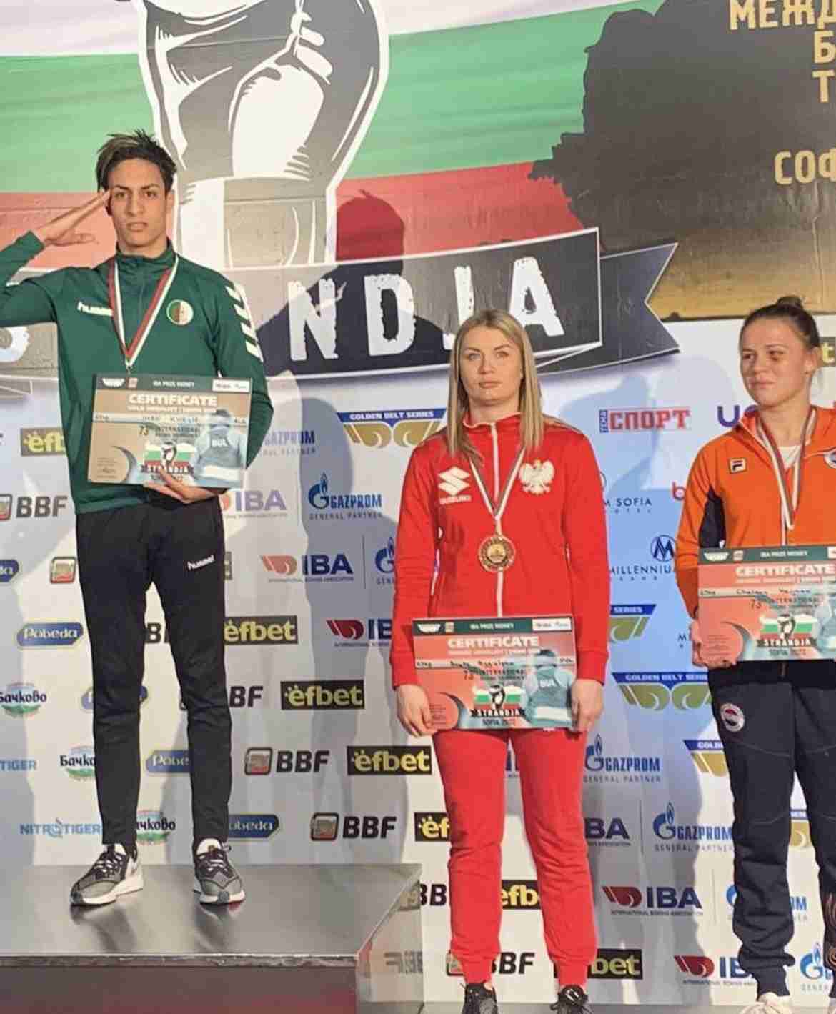 性別騒動の女子ボクサーがメダル確定で号泣　準々決勝で完勝…コーチに励まされ退場、世界的波紋の渦中
