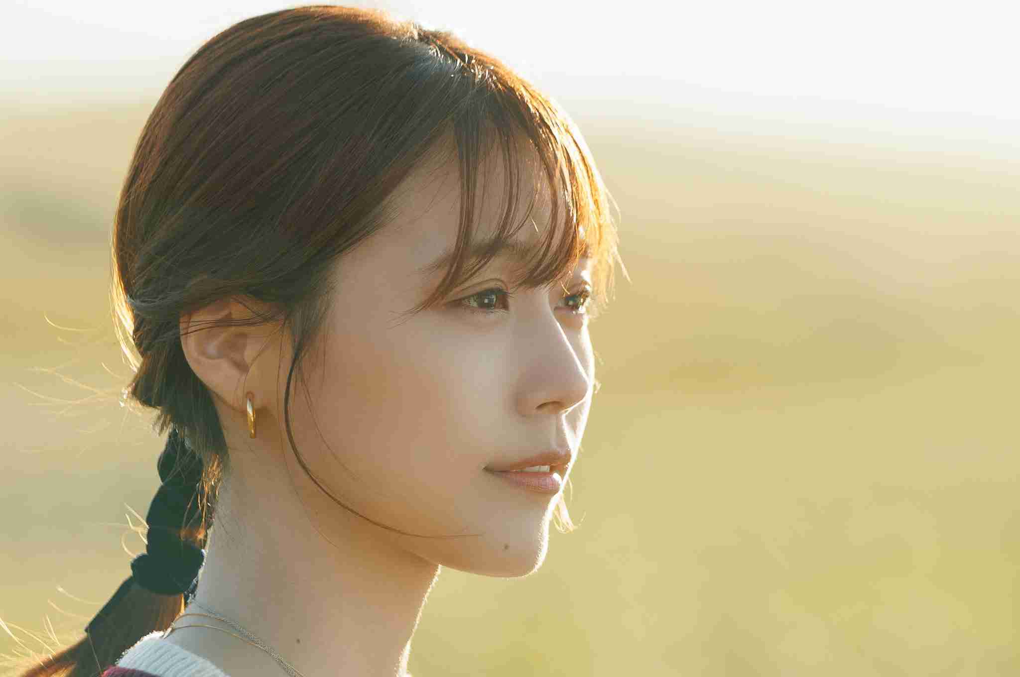 「架純ちゃんそっくり」整形から6年…有村藍里、黒目がち笑顔の街角スナップに反響「めちゃめちゃ可愛いすぎる」