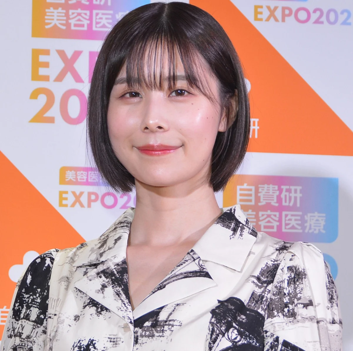 「架純ちゃんそっくり」整形から6年…有村藍里、黒目がち笑顔の街角スナップに反響「めちゃめちゃ可愛いすぎる」