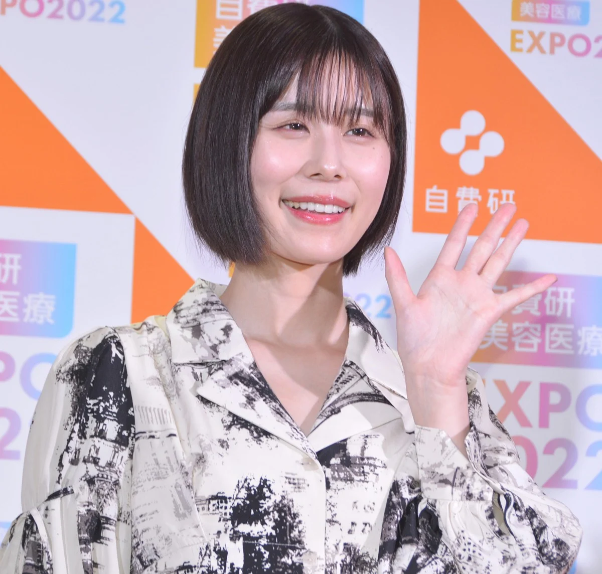 「架純ちゃんそっくり」整形から6年…有村藍里、黒目がち笑顔の街角スナップに反響「めちゃめちゃ可愛いすぎる」
