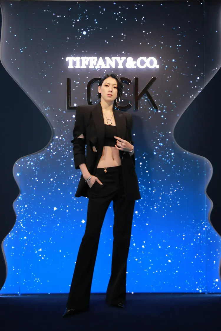 「腹筋やば!」「ギャップが」永野芽郁 「可愛すぎる」全身PRADA姿「すんごい腹筋」も反響、超速26万いいね