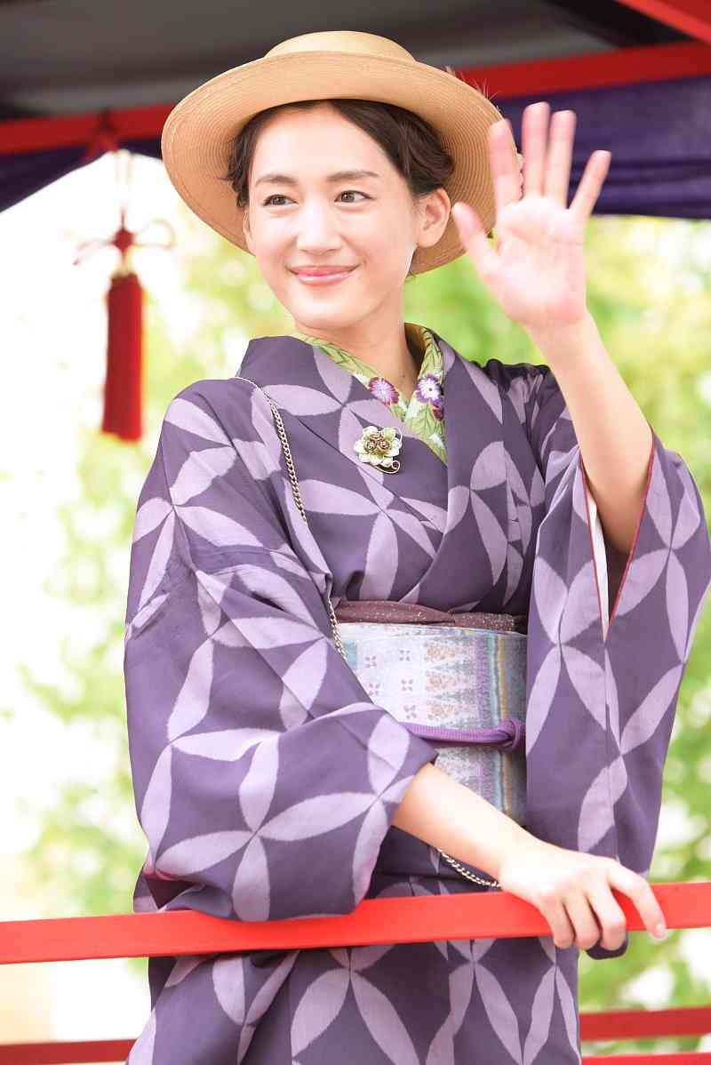 「雨が降っているけどさすけねぇか?」綾瀬はるかさん会津弁であいさつ 22日の藩公行列は予定通り実施 会津まつり 福島