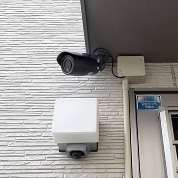 玄関に監視カメラつけてる人