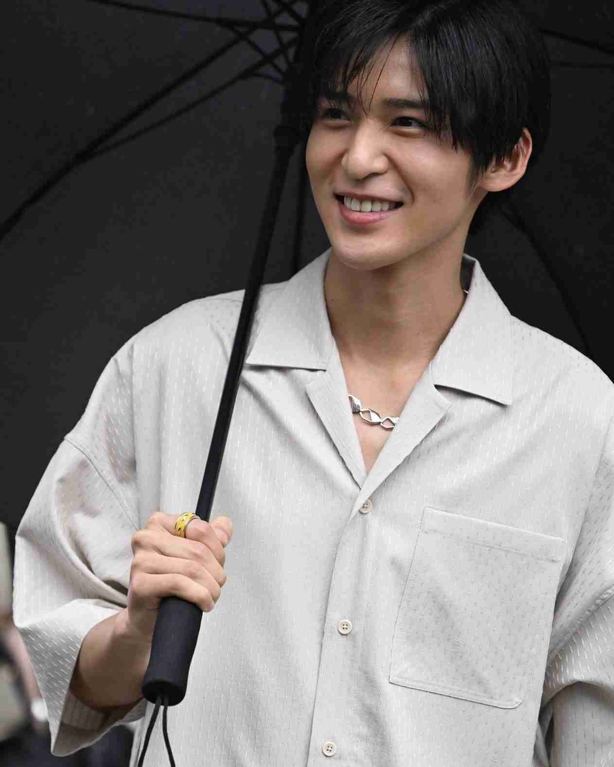活動休止の目黒蓮、「素足」ショット公開　「明らかにお休み前より痩せてる気が...」気遣う声多数