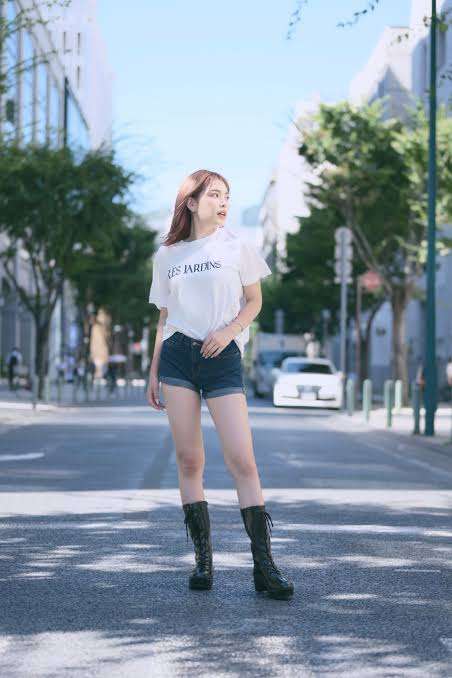 新しい秋のファッション『素材は涼しく 色は秋カラー』ロングブーツと合わせてショートパンツも抵抗感なく