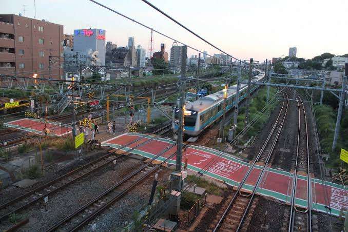 横浜市の長さ約40メートルの踏切で20代男性が電車にひかれ死亡　監視カメラに待避スペース手前でスマホ見て立ち止まる姿　警察は待避スペース間違えたとみて調査