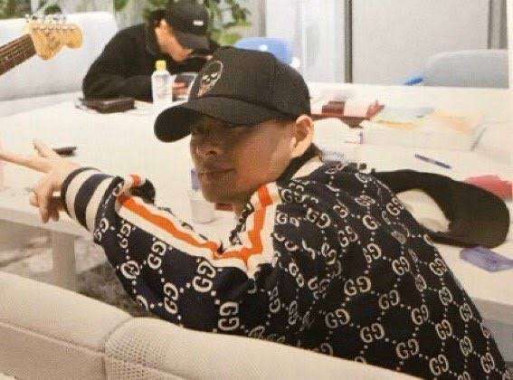 Number_i平野紫耀、全国のYSL店頭にビジュアルが並ぶ日本人初の快挙 挑発的で“BAD BOY”なムードに