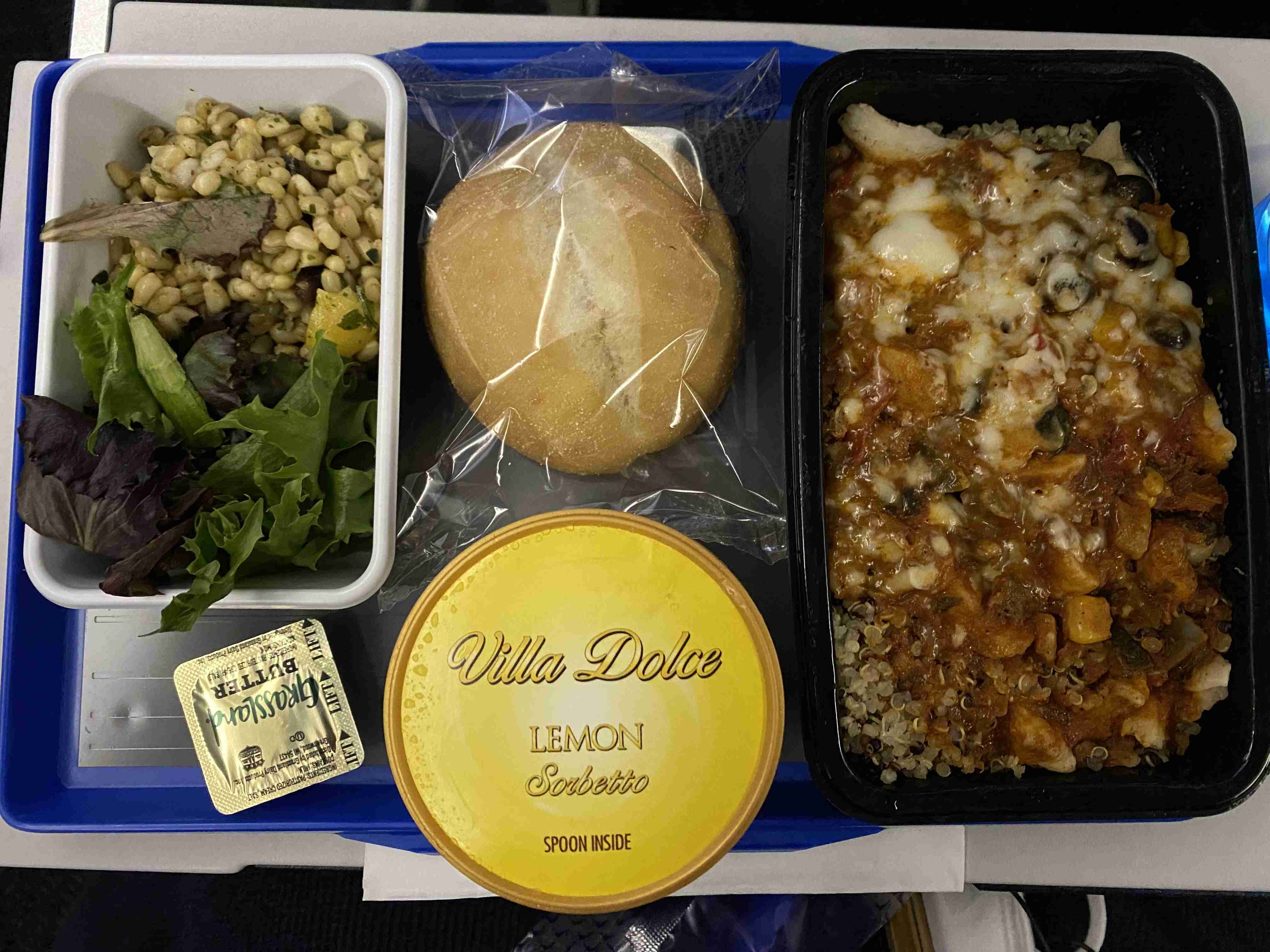 飛行機の『最後尾』に座った男性、CAから渡された機内食が…「こんな事あるんですね」「予測不能すぎる」