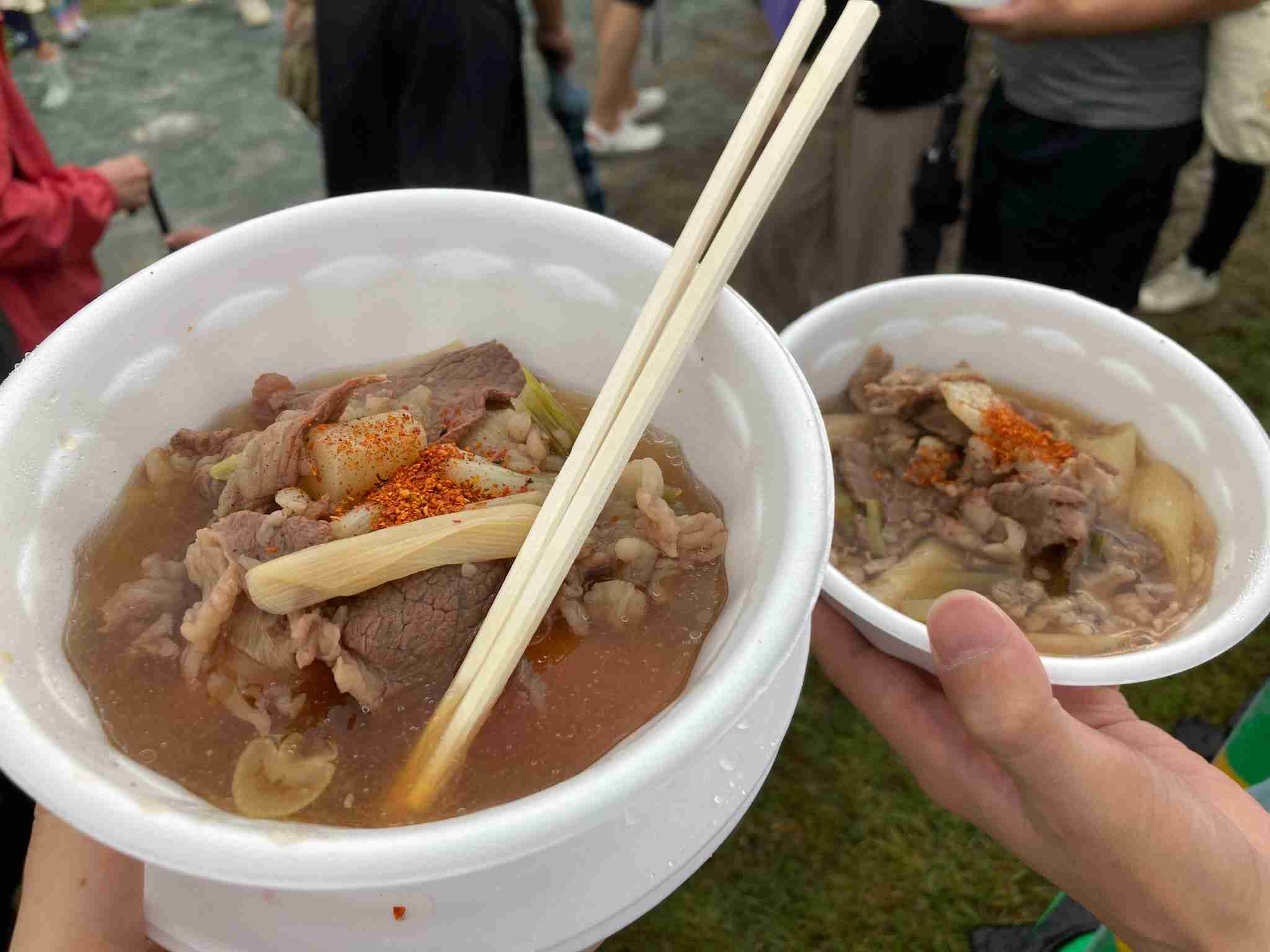 雷雨の中「工事現場みたいな」芋煮会、３万食を完売…雨よけの蓋をクレーンでつるしショベルカーで混ぜる