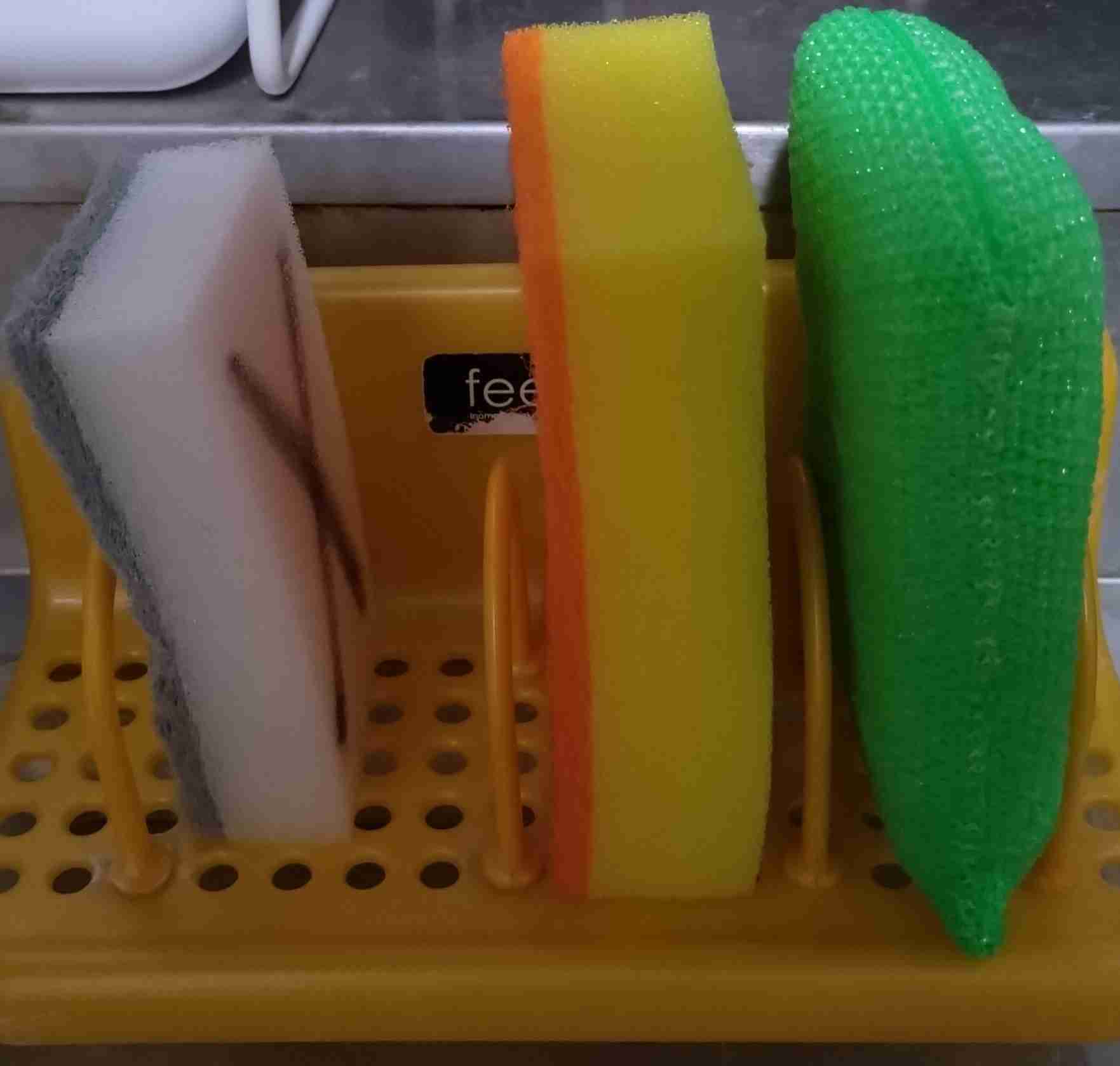 母は「食器を洗ったスポンジ」でそのまま「シンク」も掃除します。「衛生面」が心配なのですが、分けなくて問題ないのでしょうか…?