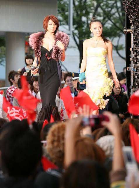 鈴木亜美、後藤真希との2ショットが話題に「2人とも美人」「お顔小さい！」