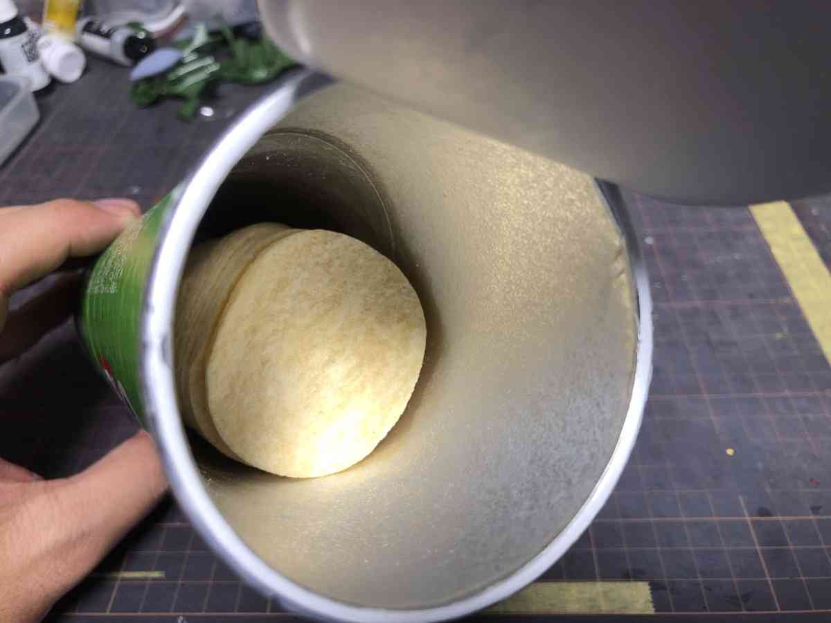 開き直ったぞ…プリングルズ「コンパクトになって内容量そのまま」に疑問の声。販売元に直撃すると“意外な真相”が