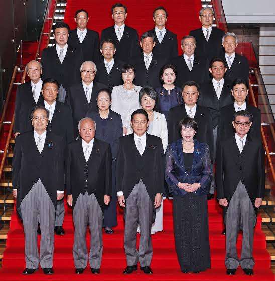 「シール貼ったまま(笑)」石破首相就任会見のメガネにツッコミが続出