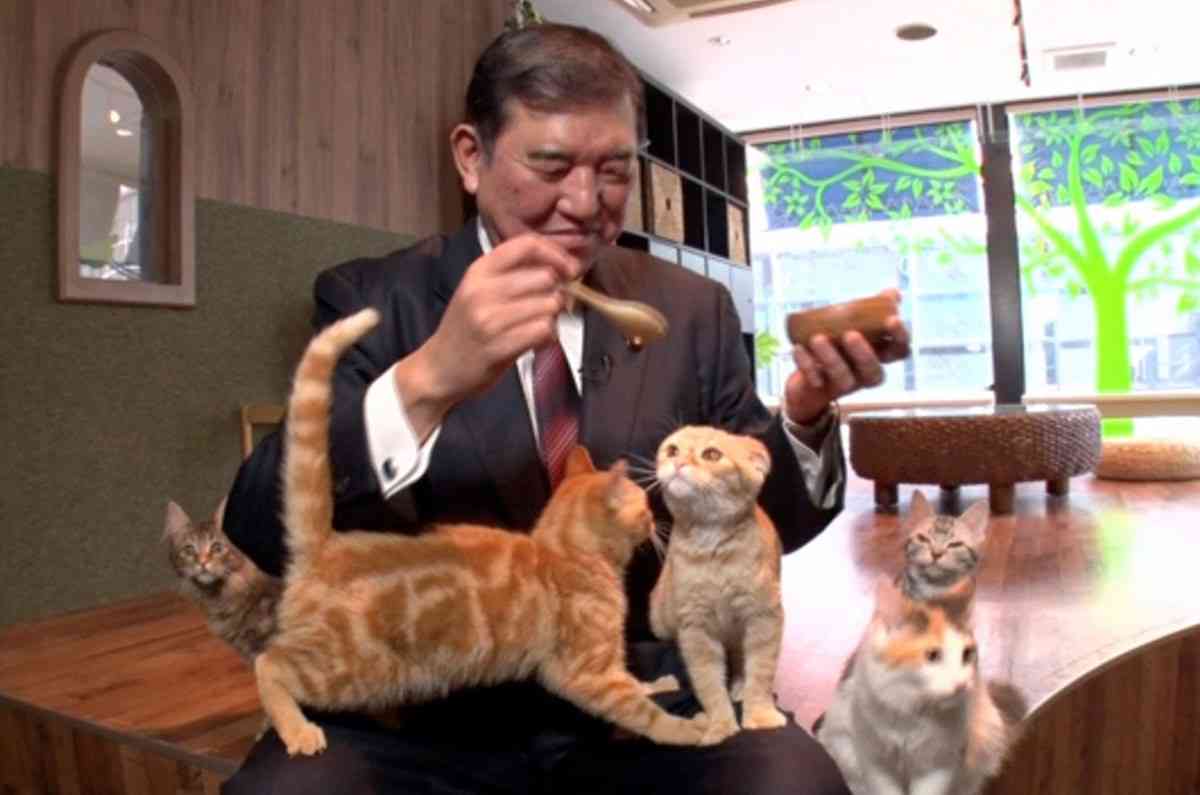 「シール貼ったまま(笑)」石破首相就任会見のメガネにツッコミが続出