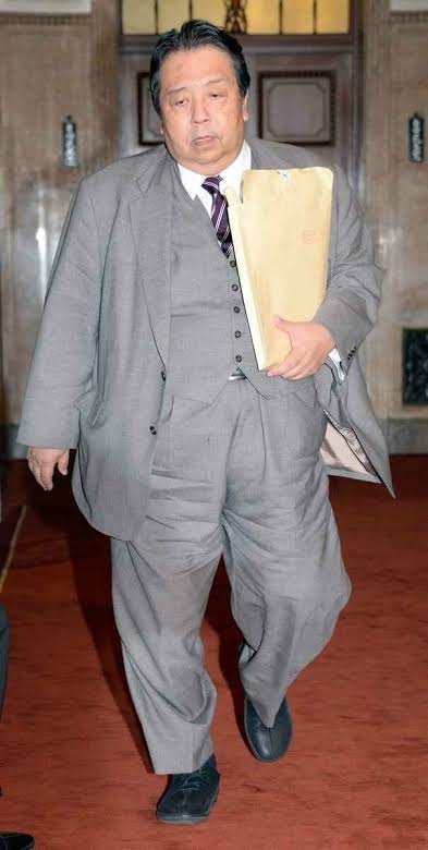 「シール貼ったまま(笑)」石破首相就任会見のメガネにツッコミが続出