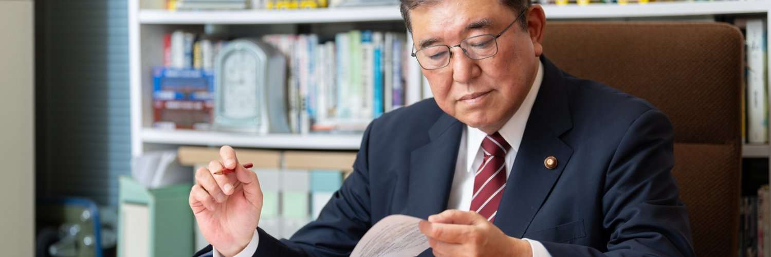 「シール貼ったまま(笑)」石破首相就任会見のメガネにツッコミが続出