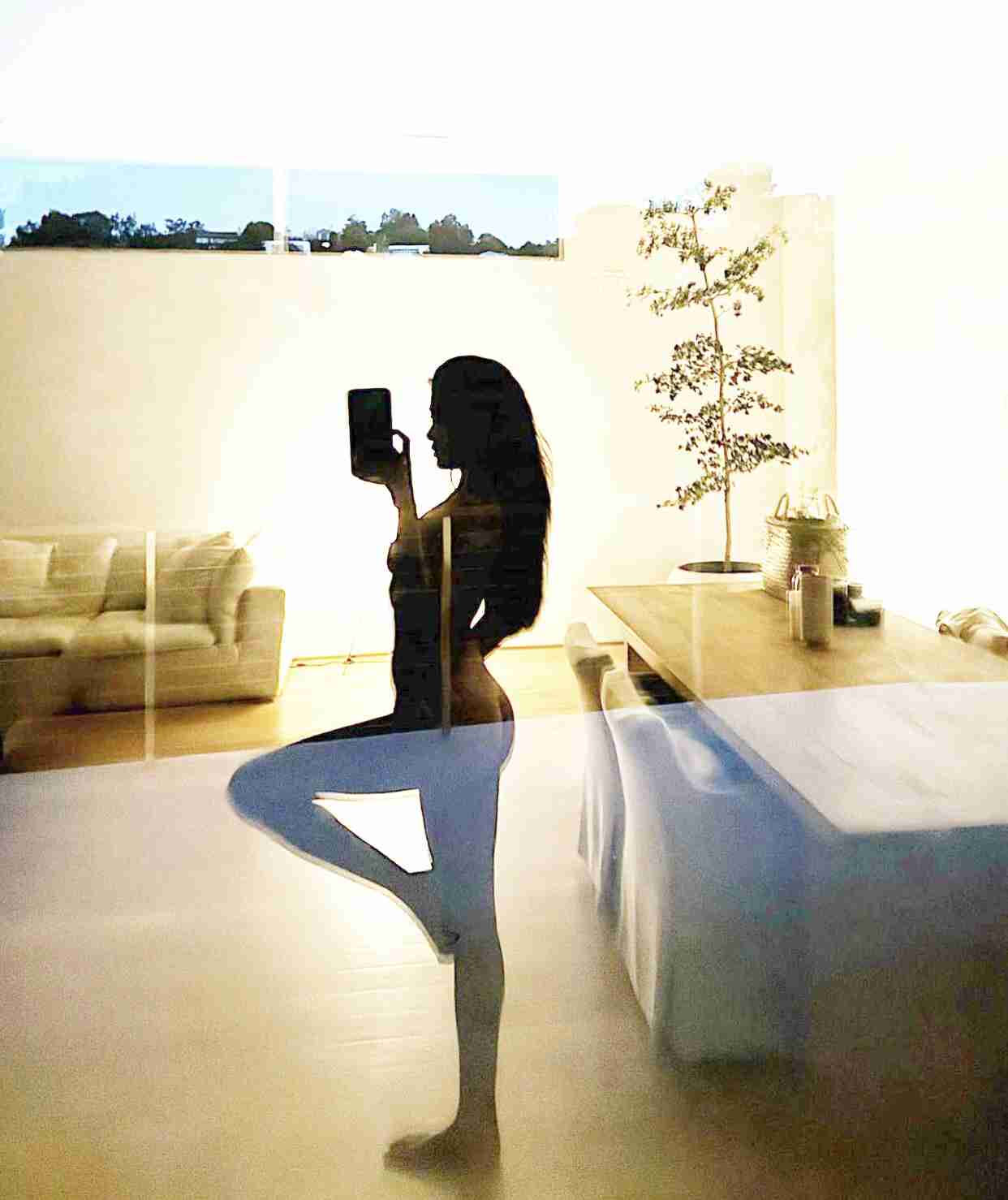 32歳マギー、上半身「ほぼ裸」ファーで前面隠し悩殺動画アップ「生で見たい」「赤い羽根募金?」