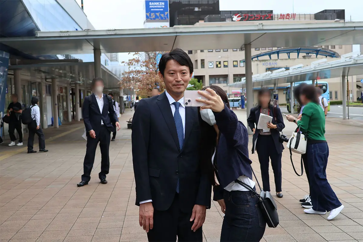 斎藤元彦前知事　サイン求める主婦から女子高生まで…街頭演説に殺到する“斎藤ガールズ”が明かした「応援する理由」