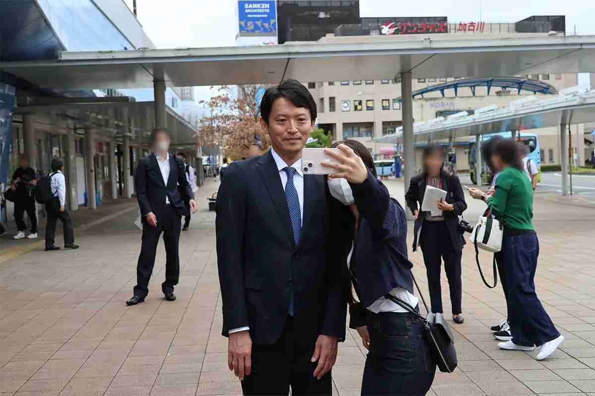 斎藤元彦前知事　サイン求める主婦から女子高生まで…街頭演説に殺到する“斎藤ガールズ”が明かした「応援する理由」