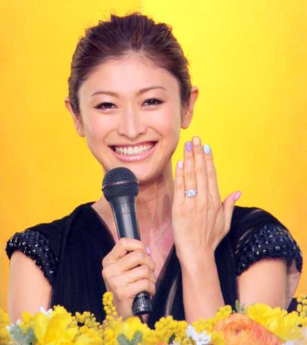 「桁が多すぎ」「ダイヤでかすぎ」結婚発表の山本舞香　注目集める輝く指輪の“驚愕のお値段”