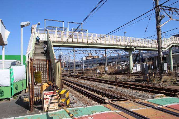 横浜市の長さ約40メートルの踏切で20代男性が電車にひかれ死亡　監視カメラに待避スペース手前でスマホ見て立ち止まる姿　警察は待避スペース間違えたとみて調査