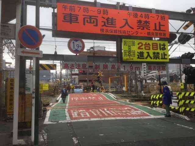 横浜市の長さ約40メートルの踏切で20代男性が電車にひかれ死亡　監視カメラに待避スペース手前でスマホ見て立ち止まる姿　警察は待避スペース間違えたとみて調査