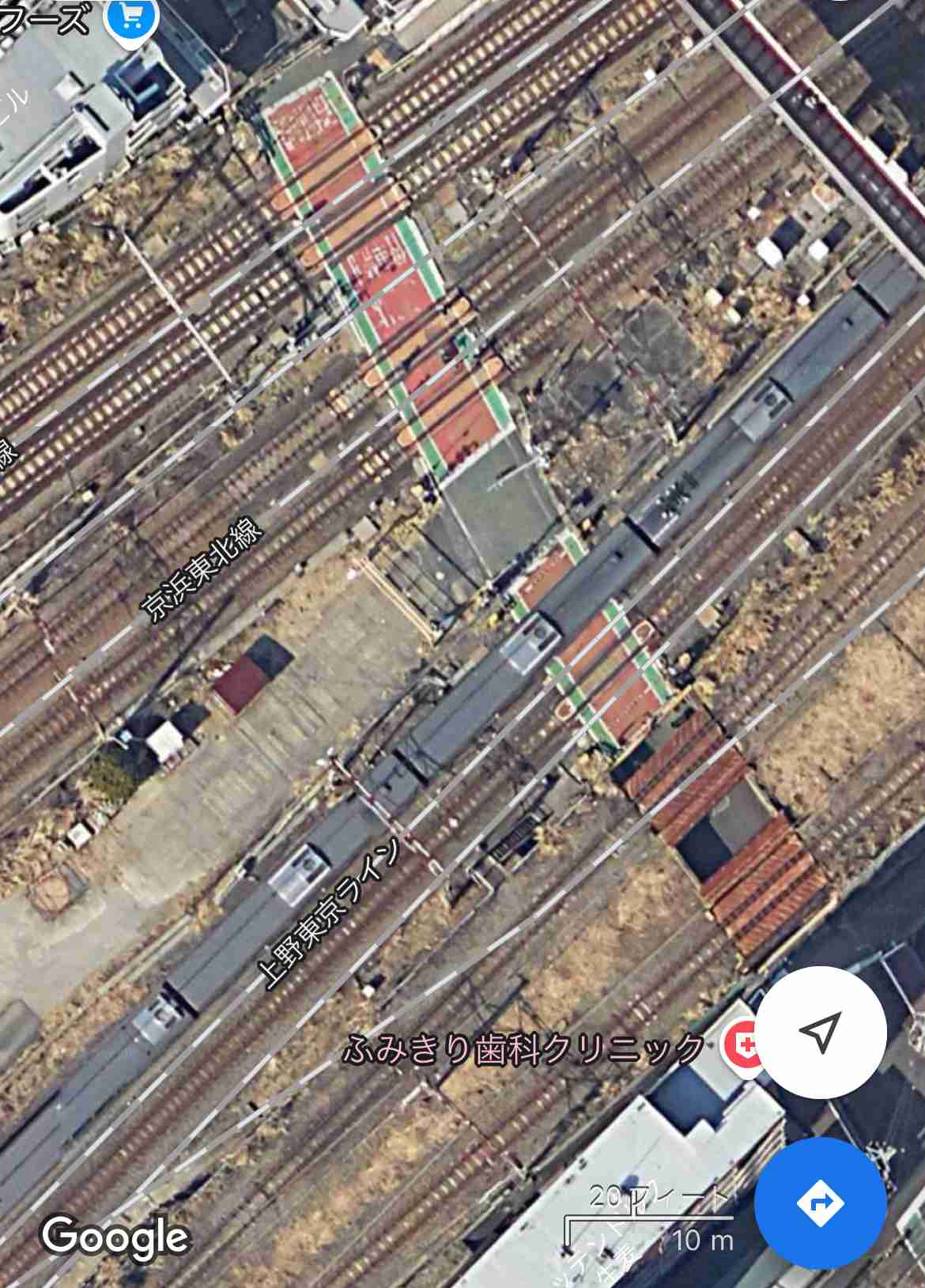 横浜市の長さ約40メートルの踏切で20代男性が電車にひかれ死亡　監視カメラに待避スペース手前でスマホ見て立ち止まる姿　警察は待避スペース間違えたとみて調査