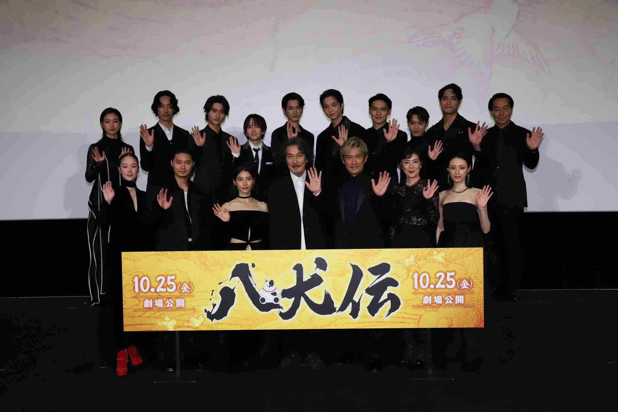 内野聖陽?!突然の激変にネット衝撃「なにごと！」「出てきた瞬間、え？」豪華メンツと最新ショット