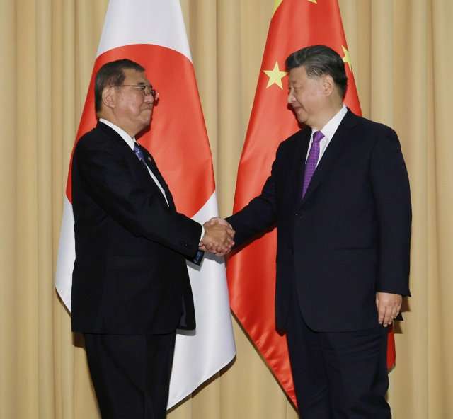 APEC集合写真に石破総理が間に合わず フジモリ大統領の墓参りと事故渋滞で