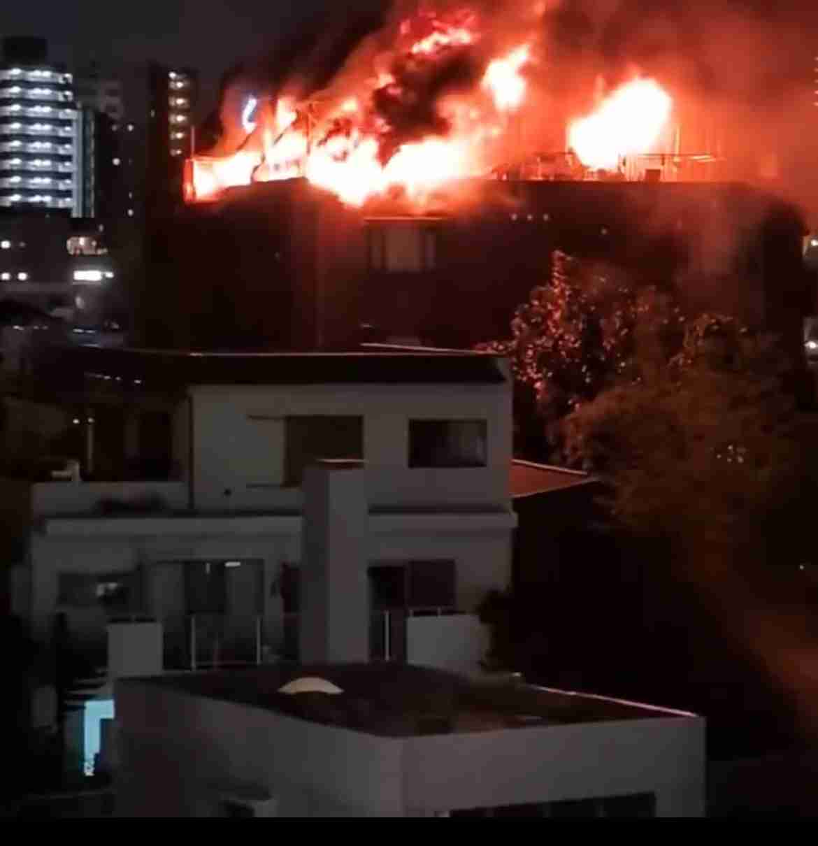 玄関は施錠、第三者の放火可能性低いか　死亡の2人は台所付近で発見　猪口邦子議員宅火災