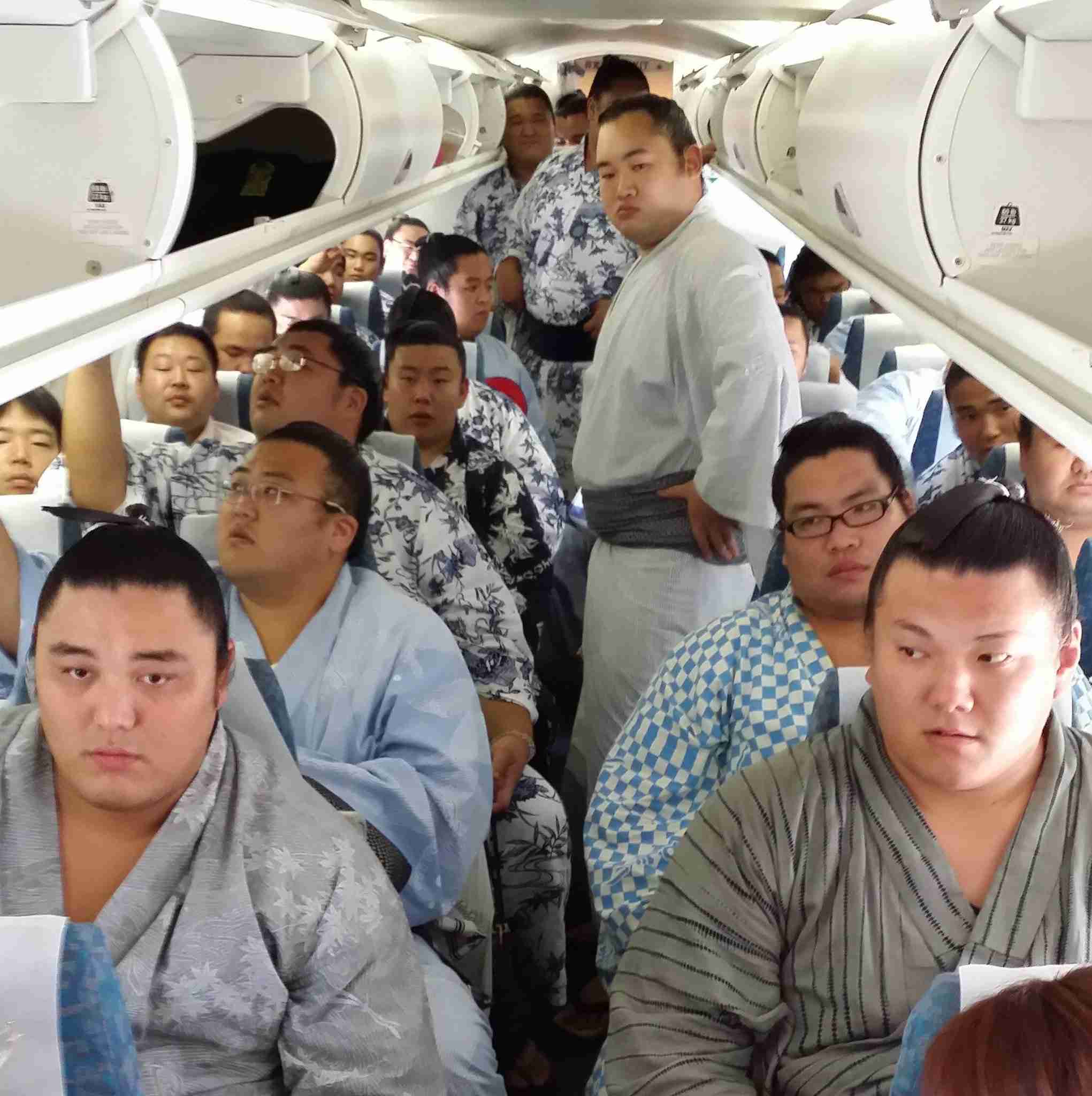 プラスサイズの乗客は飛行機で２席買うべき？　身体が大きな人の搭乗について議論勃発