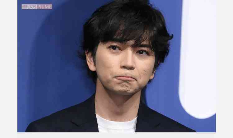 舞台『正三角関係』ロンドン公演中の嵐・松本潤の近影が「山田孝之みたい」桃井かおりが公開したツーショットに衝撃