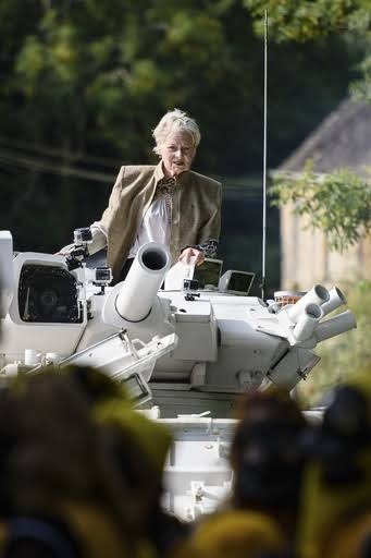 『ヴィヴィアン・ウエストウッド』「思わず3度見した」羽が生えて飛び回る“男性器”…新作アクセサリーに賛否両論も、これが“パンク”