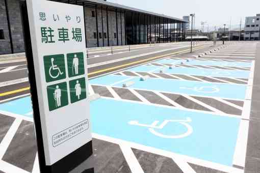 「子供が熱を出したので障害者用スペースに停めたら、老夫婦に怒鳴られました。私が100％悪いですか？」質問に回答殺到!?「当たり前」「子供がいたら許されるの？」の声も…実際どちらが悪いのか
