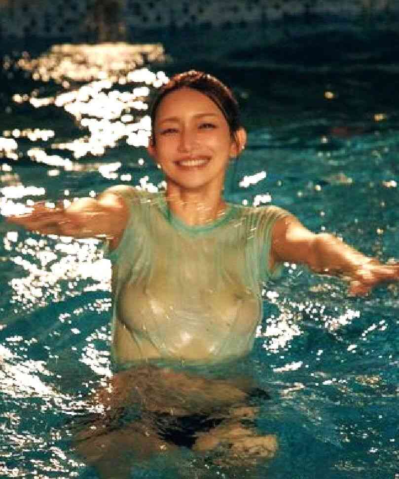 後藤真希『FRIDAY』表紙&巻頭に登場 写真集の完全未公開カットを独占公開