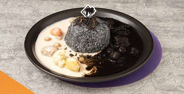 コラボカフェに1人で行けますか？