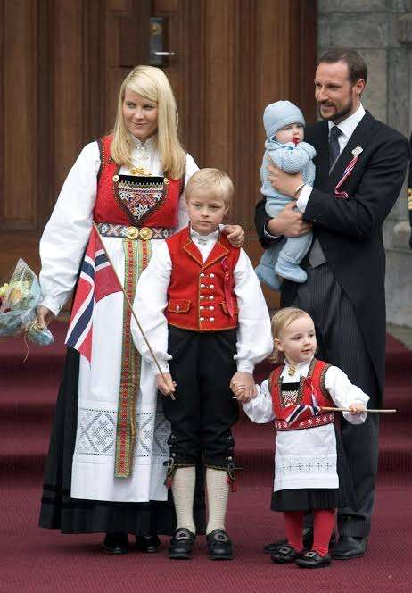 ノルウェー皇太子妃の息子、性的暴行容疑で逮捕