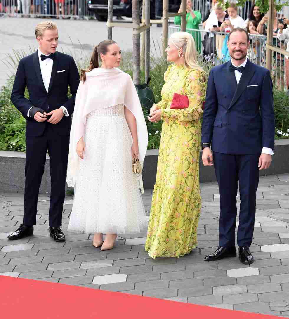 ノルウェー皇太子妃の息子、性的暴行容疑で逮捕
