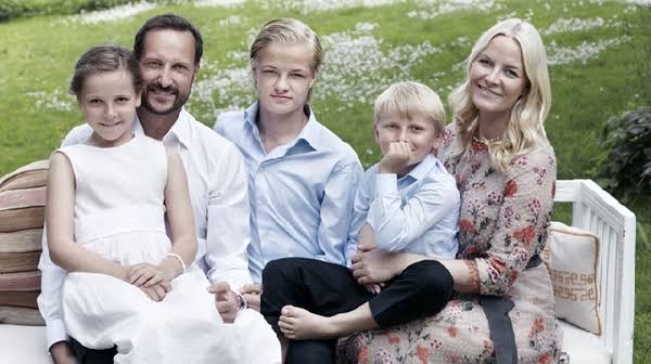 ノルウェー皇太子妃の息子、性的暴行容疑で逮捕