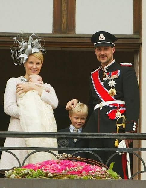 ノルウェー皇太子妃の息子、性的暴行容疑で逮捕