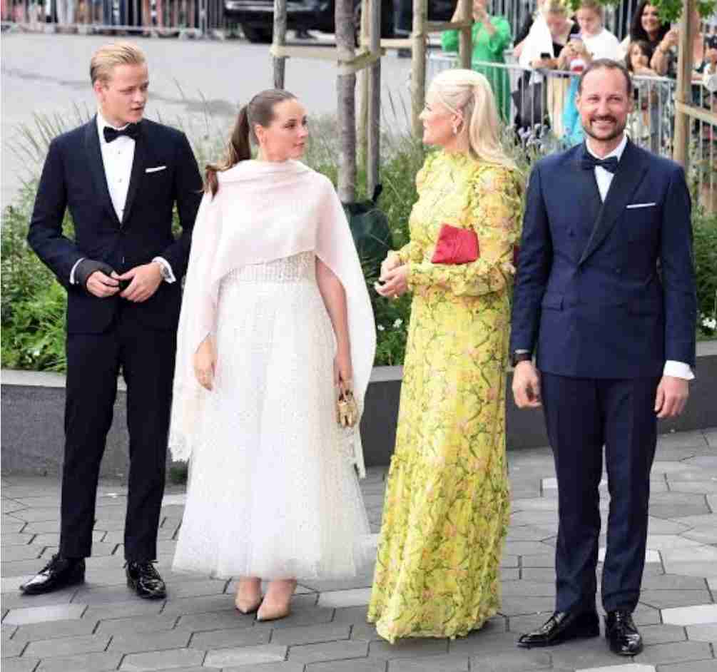 ノルウェー皇太子妃の息子、性的暴行容疑で逮捕